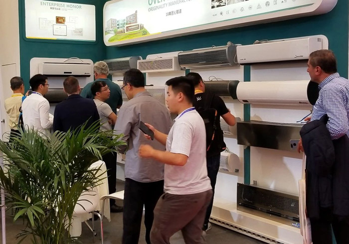 國內外客商參觀風幕機展區(qū)