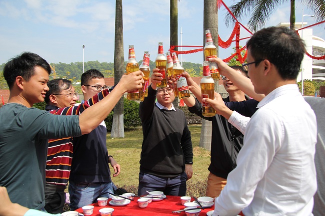 歡聚一堂，把酒言歡